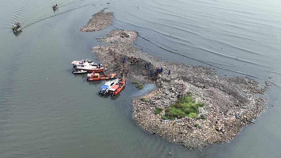 PULAU SAMPAH DI MUARA ANGKE UNGKAP ANCAMAN SERIUS SAMPAH KIRIMAN HULU BAGI PESISIR JAKARTA